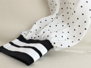 Elastic sport stripe cuff detail on a black and white polka dot shirt by ZARA Basic.